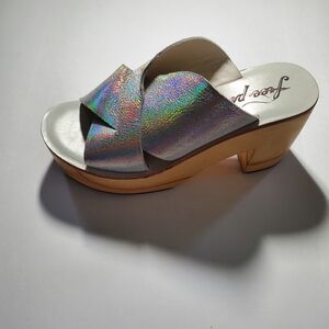 NWOT Free People Kora Platform Clog Holographic Sandals / Metallic